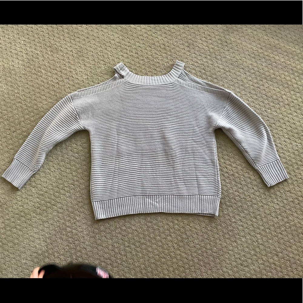 Oversized sweater with shoulder openings